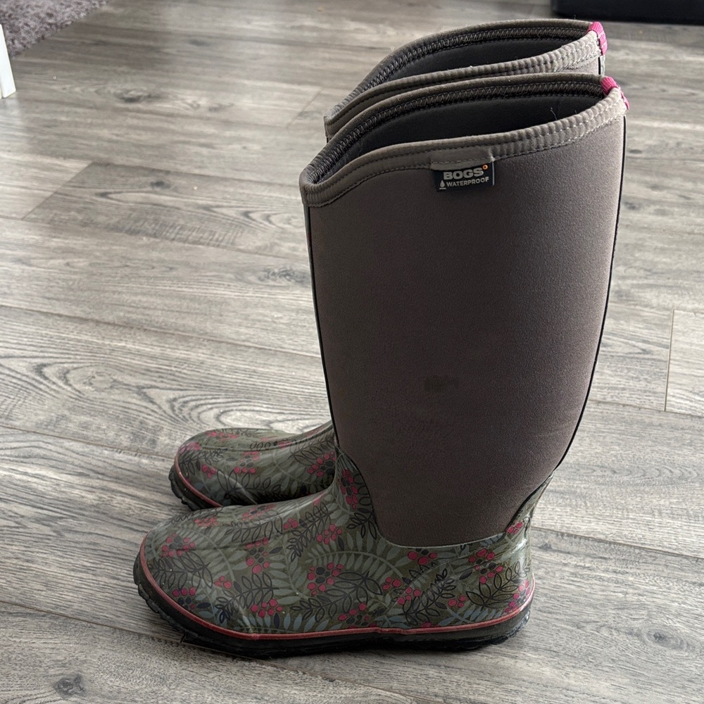 Bogs Women's Tall Floral Rain Boots - Gray with Pink Accents - Picture 5 of 10